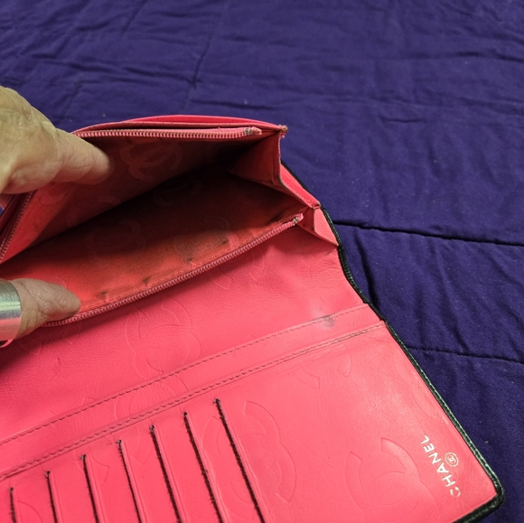 AUTHENTIC CHANEL CAMBON LAMBSKIN BLACK LEATHER WITH WHITE CC'S WALLET - Picture 9 of 11